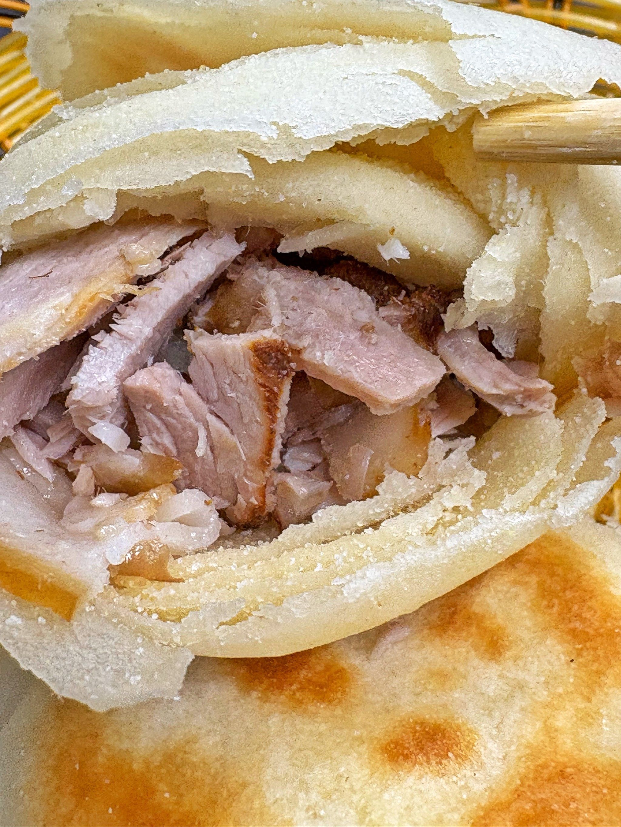 这家熏肉给的蛮多,但是对夹皮层次不够明显,中间有些死面的感觉