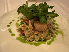 香煎三文鱼配珍珠意面-WOLFGANG PUCK KITCHEN & BAR(迪士尼小镇店)