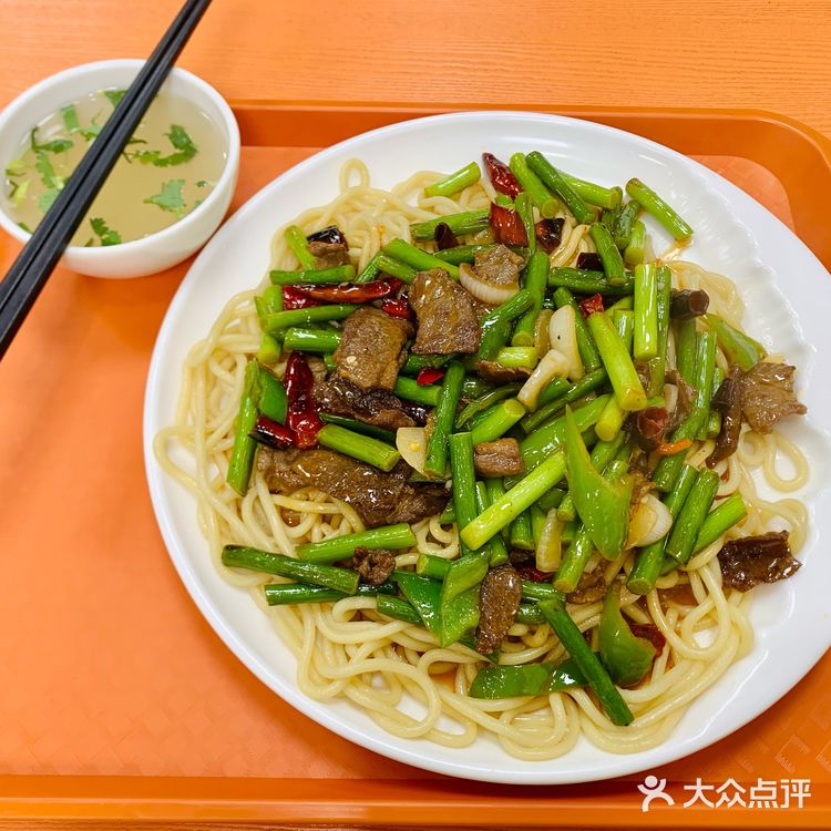 香香的蒜苔牛肉盖浇面,还会再吃的!0元玩转这座城