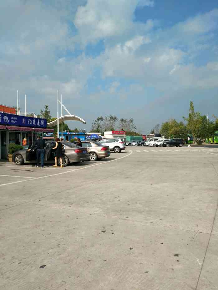 如皋服务区停车场-"哈哈 好几次经过如皋的服务区,因为一直在.