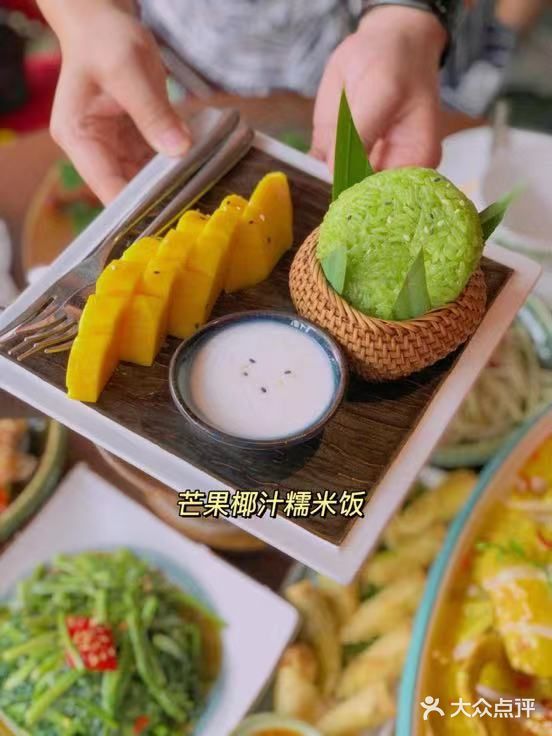我们是快下午一点到的，店里依旧是座无虚席