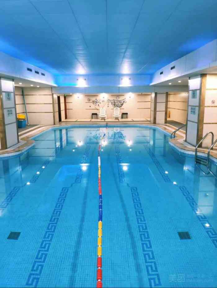 小海豚国际游泳培训中心(浦东源深体育中心店)