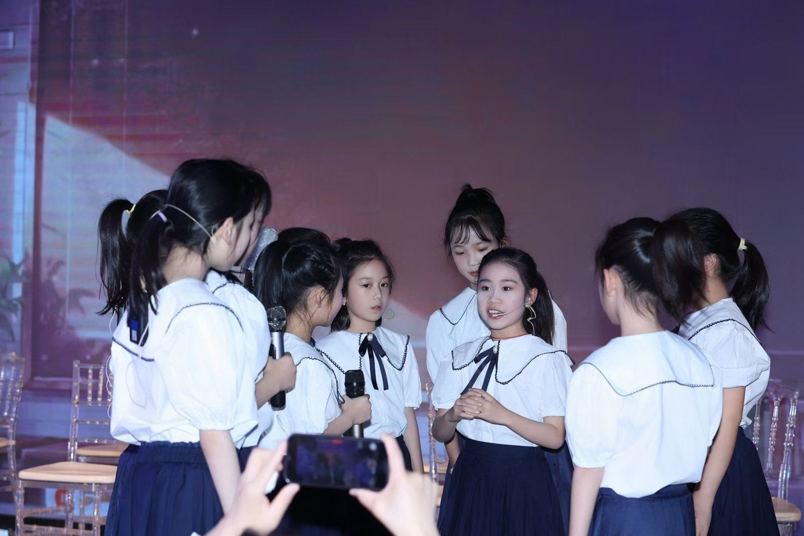 年会的舞台因小朋友们的精彩表演而熠熠生辉