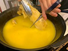 浓厚原只鸡煲花胶汤-鲜入围煮花胶鸡海鲜火锅