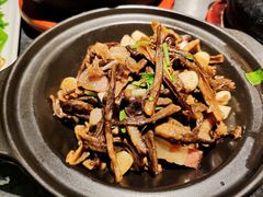 烟熏腊肉炒鹿茸菇-云海肴云南菜·蒸汽石锅鱼(青岛万象城店)