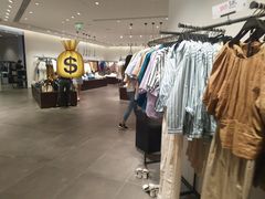 -URBAN REVIVO(高德置地广场·春广场店)