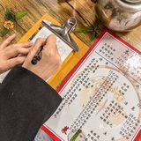 沈阳24k东北人盘腿坐热炕头撸个串