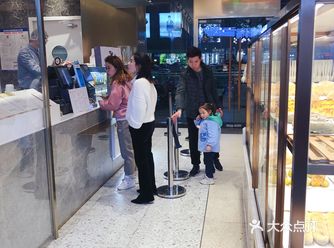 第一次发现 晚上9点的喜茶和奈雪的茶人好少啊……