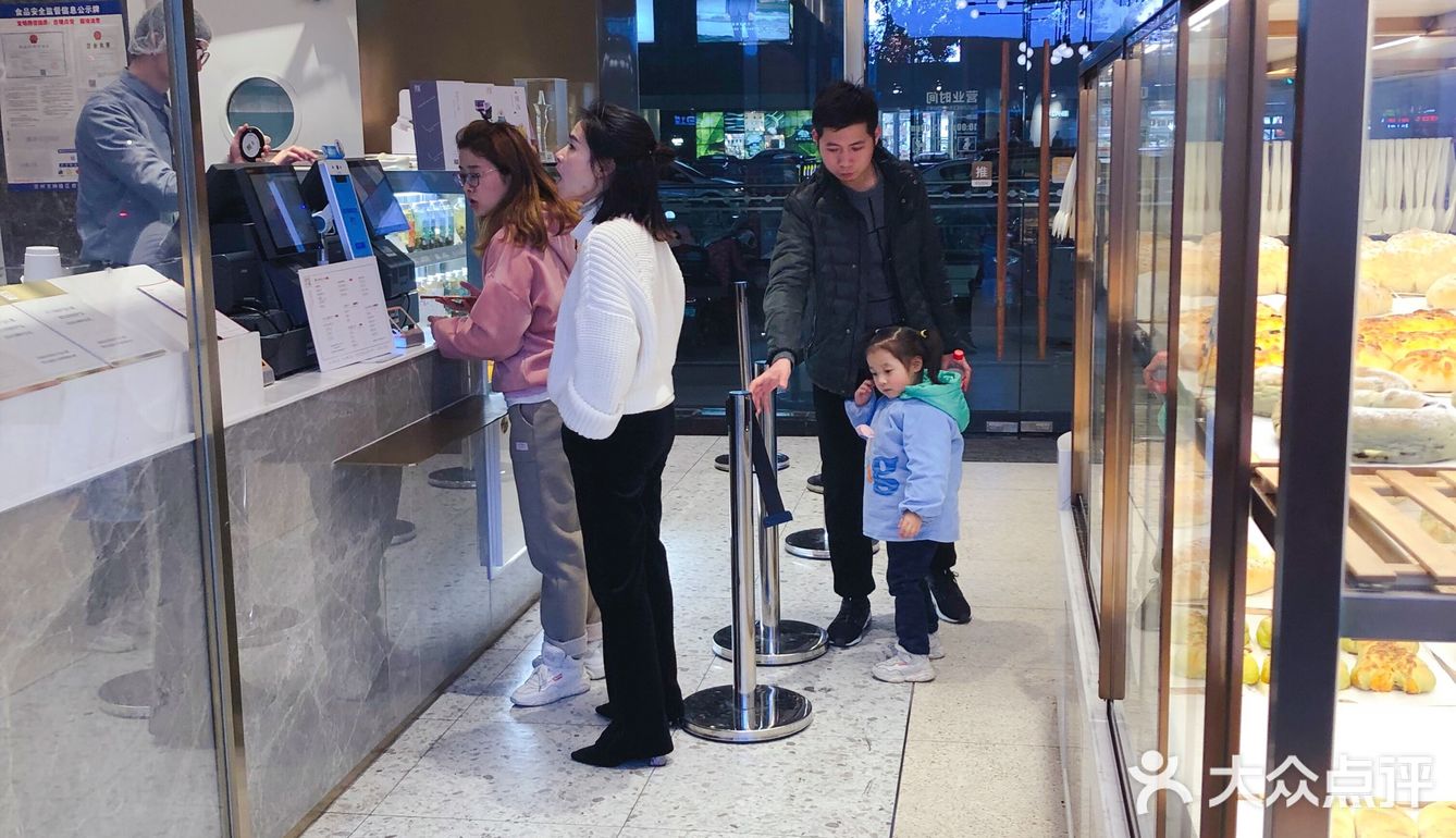 第一次发现 晚上9点的喜茶和奈雪的茶人好少啊……