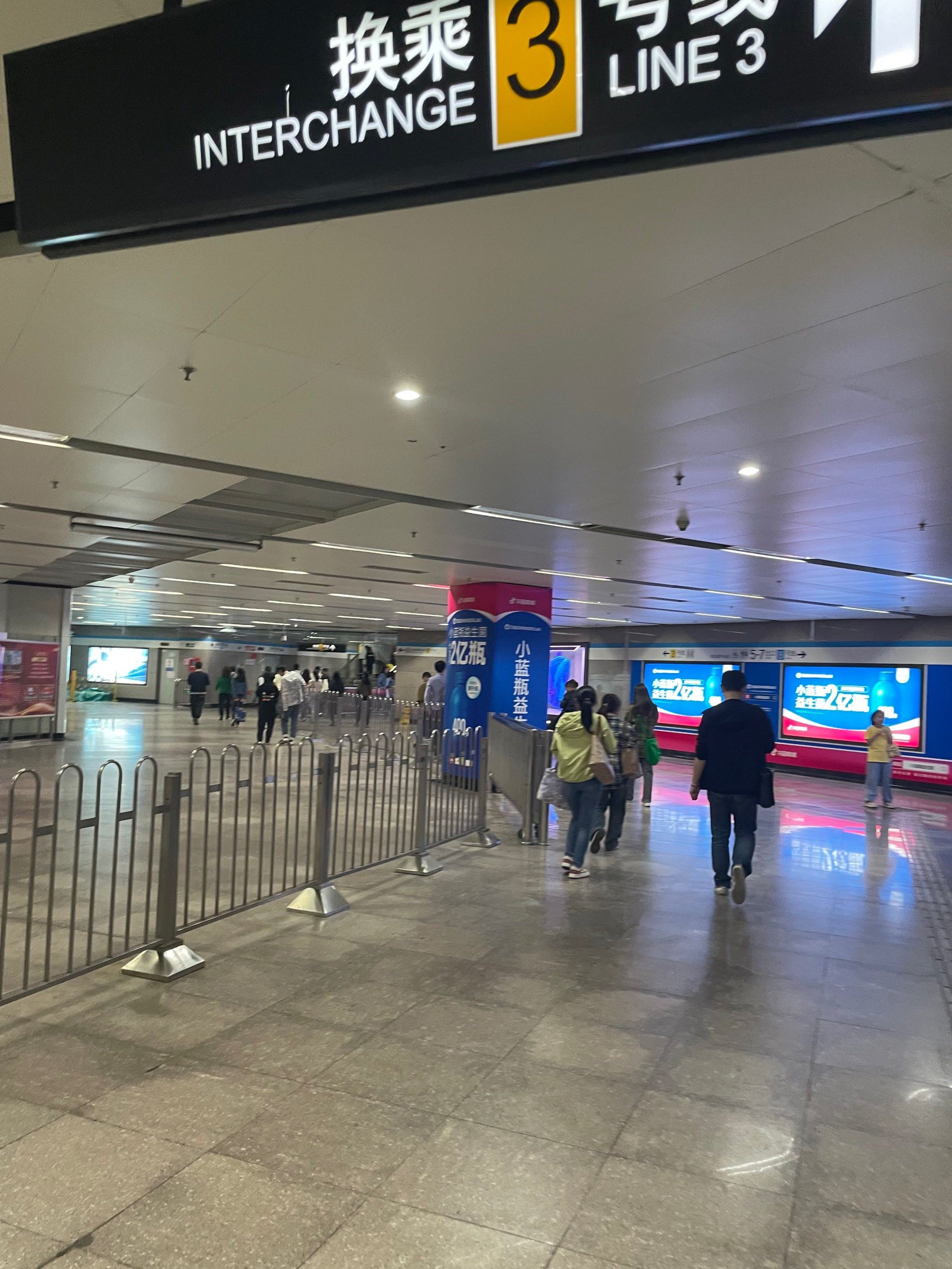 虹口足球场换乘都要走很远龙之梦4楼还是3楼直接通虹口足球场地铁站