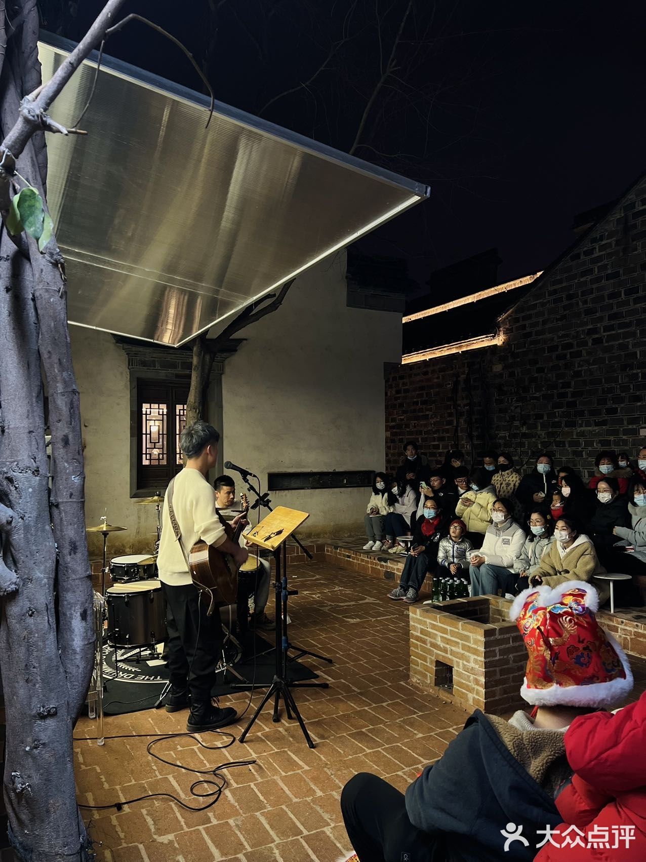超火的live show民谣现场，居然还能吃川菜