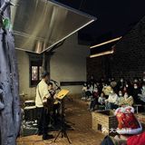 超火的live show民谣现场，居然还能吃川菜