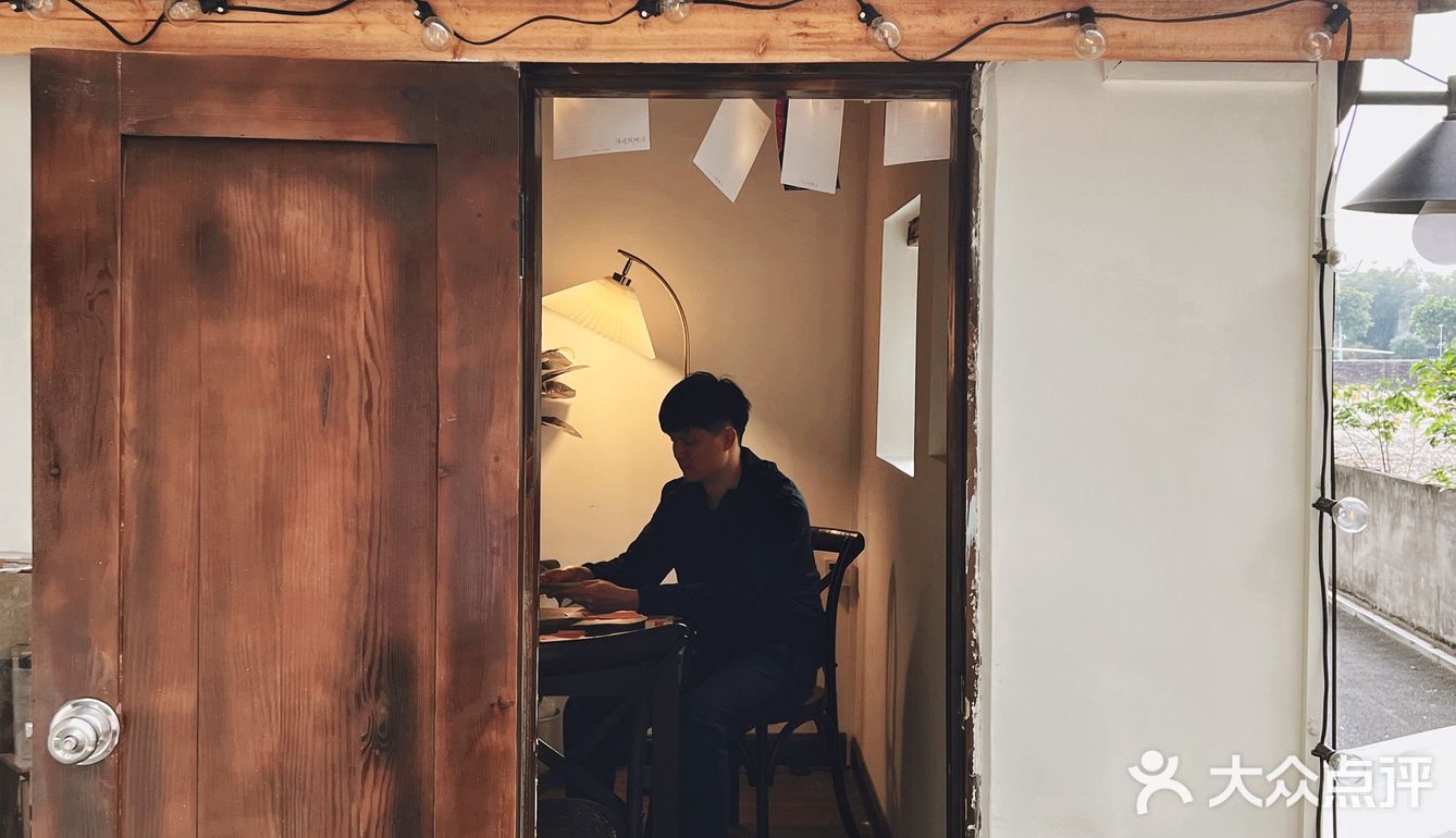 东莞旧城区小河边的独栋古早味老房子咖啡店