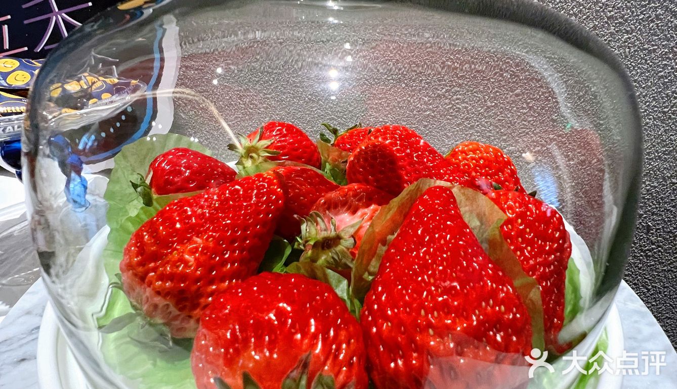 吃草莓总不会变胖了吧[抠鼻]