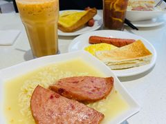 餐肉煎双蛋公仔面-香港新发烧腊茶餐厅(书城店)