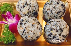 Hand-Grabbed Seaweed Rice