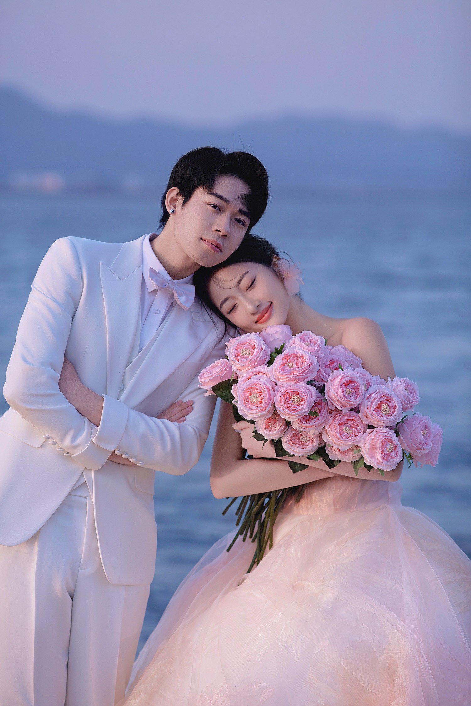 浪漫氛围感拉满的江边甜美婚纱照