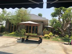 -Chom Cafe and Restaurant