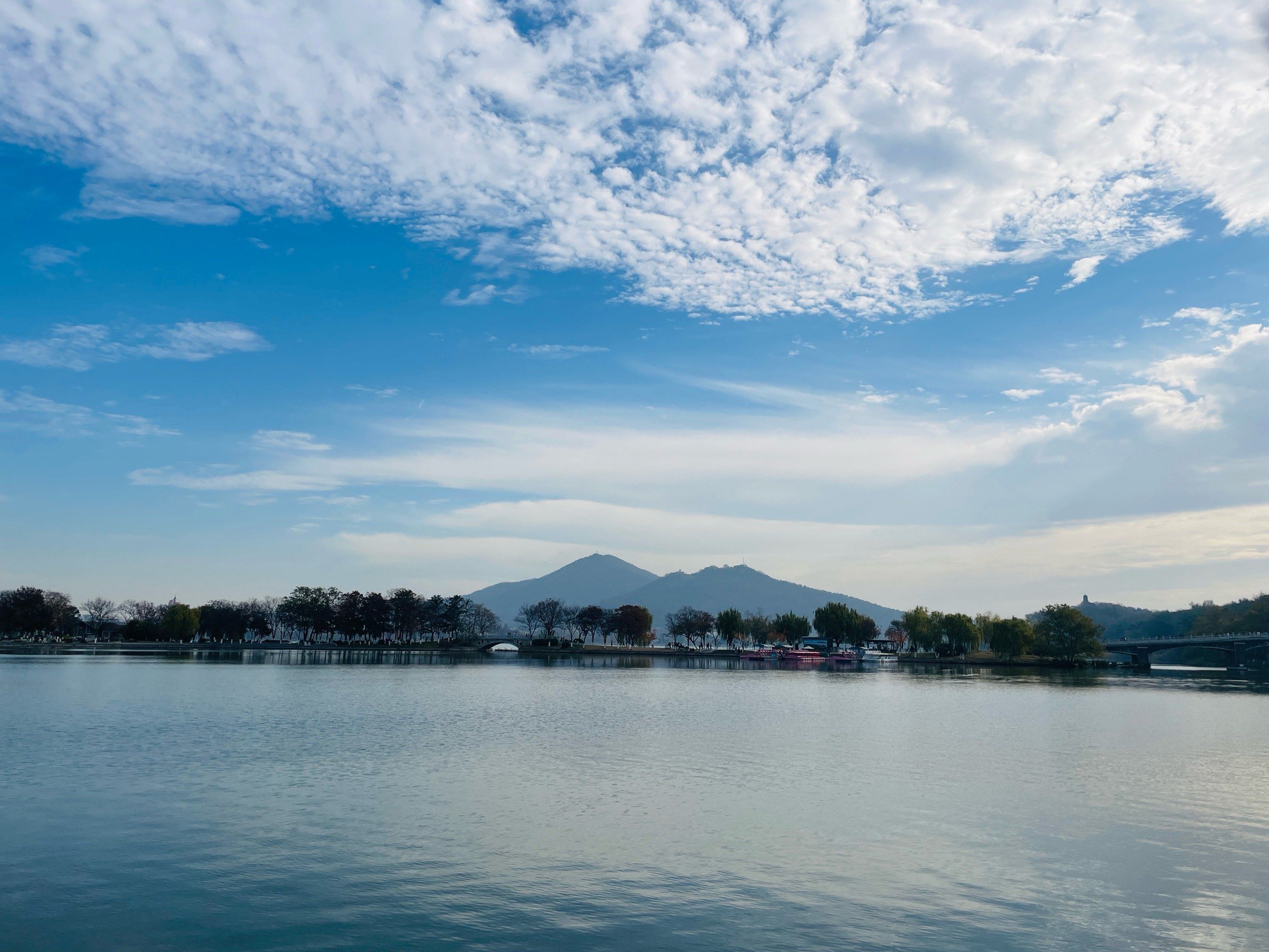 湖边散步的惬意