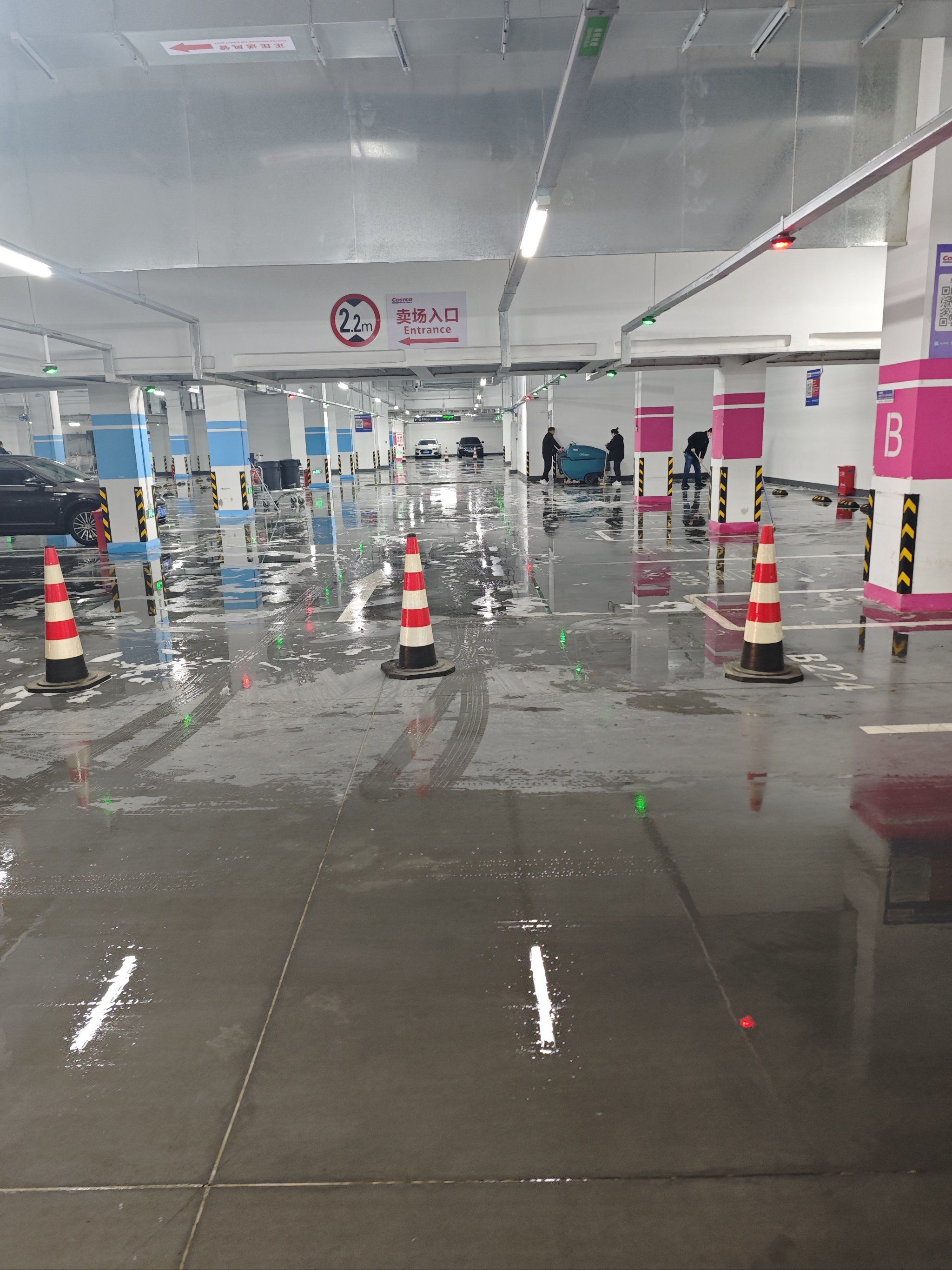 上周下雨来开市客,看到开市客在清洗停车场,是发生了什么