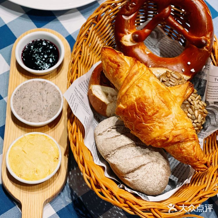 辛德勒啤酒德餐厅正宗德国黑啤烤脆皮猪肘