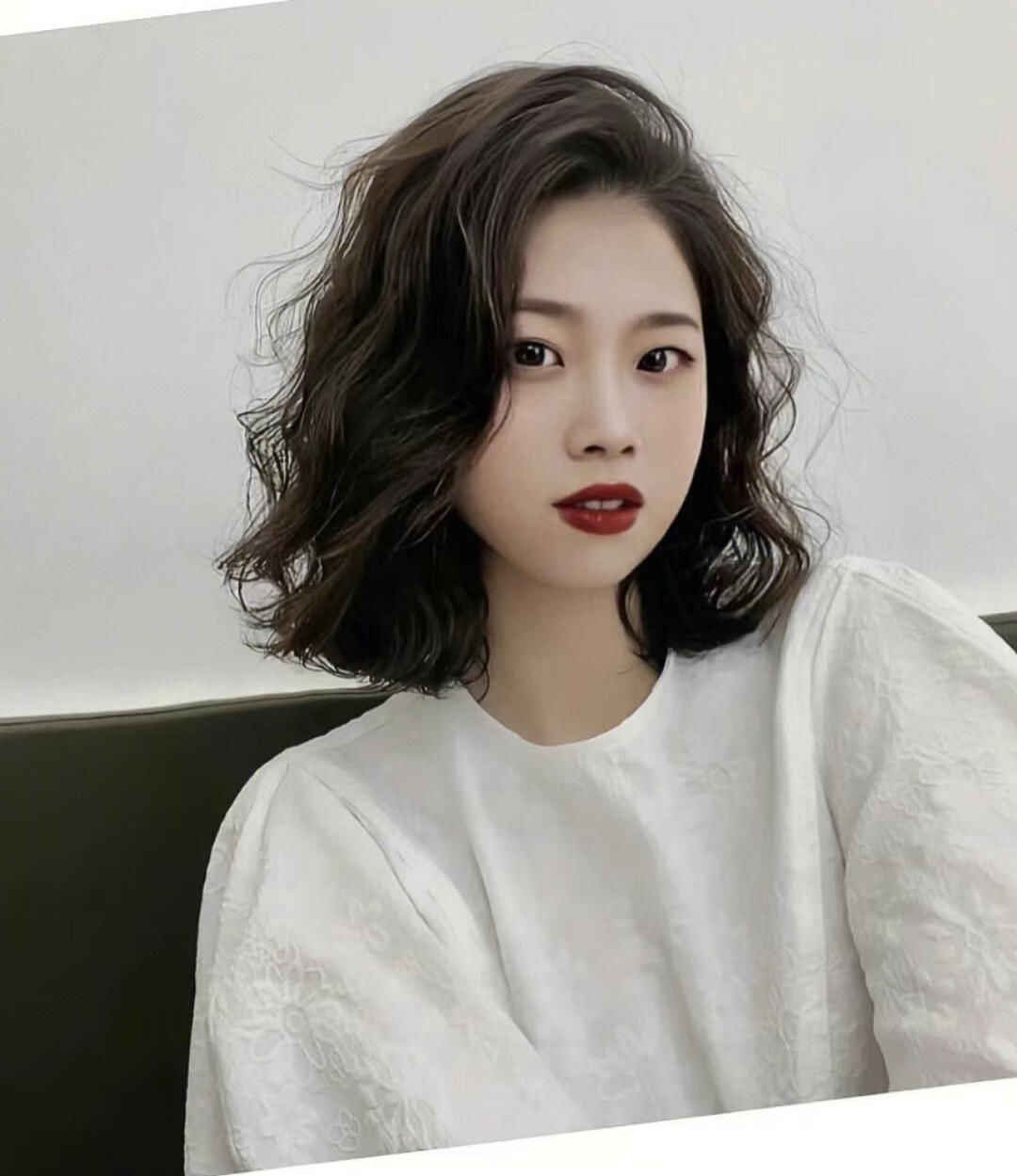 不挑脸型的齐肩烫发 百搭款发型