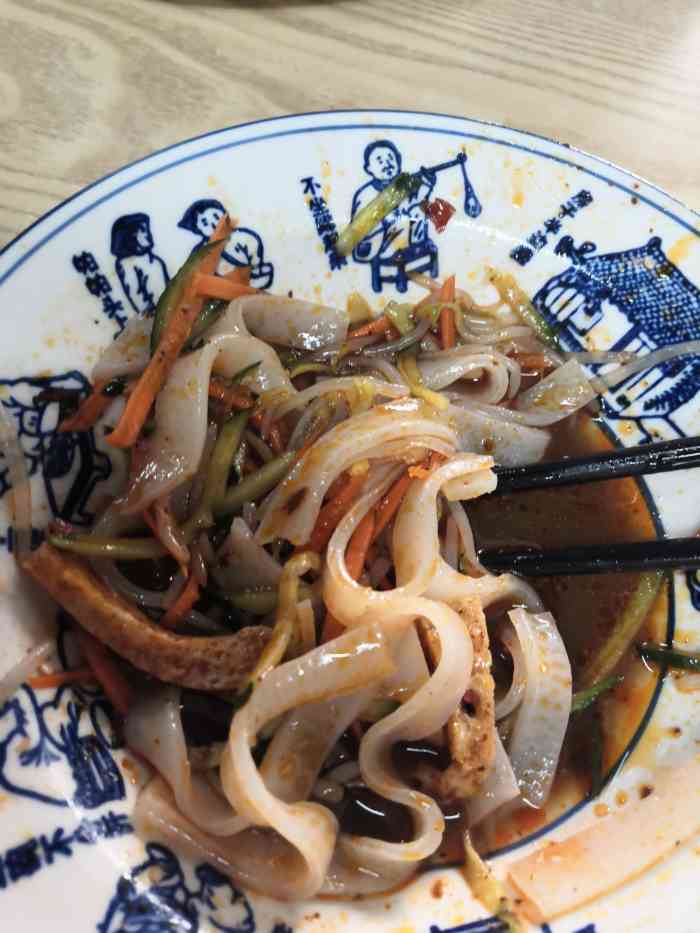 宋氏向阳砂锅61凉皮-"在高科荣境的商业街上,比较好找.红肠砂.