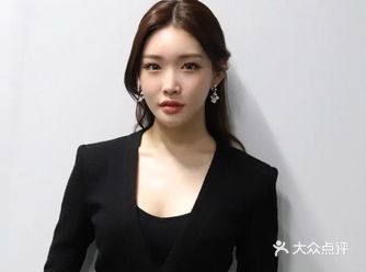 손길 【名词】援助，帮助；手艺；伸出的手 