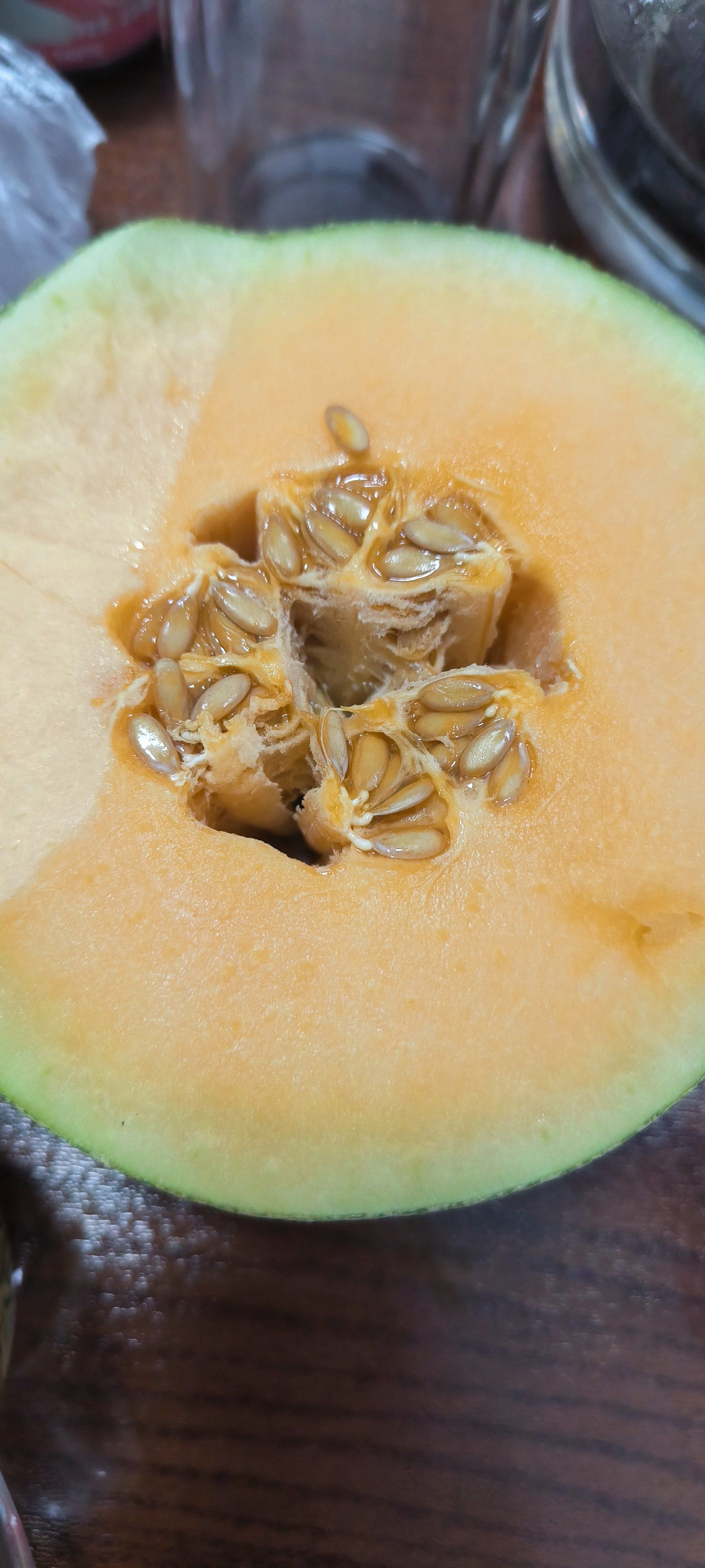 哈密瓜非常好吃,临走的时候我们一人买了几箱.还有大包间值