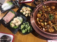 -虾弄弄海派小龙虾·牛羊蝎子火锅