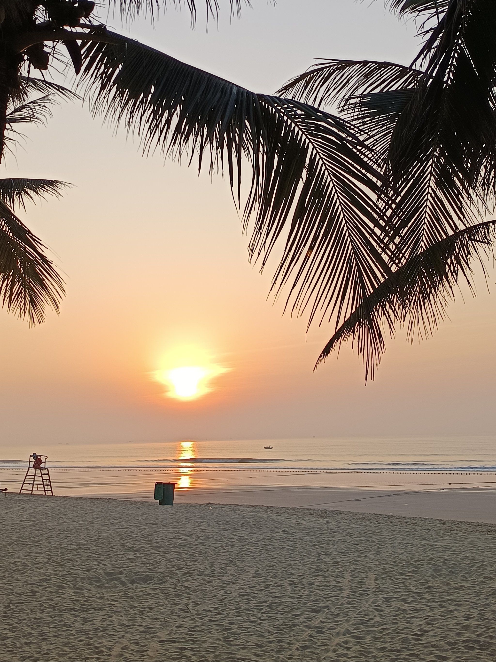 起点就在第一滩,看着还是日出出发,海岸线绵长,阳光,沙滩,还有椰林