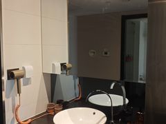 -桔子酒店(上海西藏北路地铁站店)