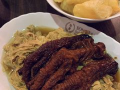 焖凤爪与腐竹-松發肉骨茶(先得坊店)