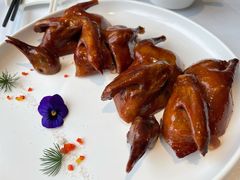 玻璃皮润烧乳鸽-北京厨房(西安SKP店)