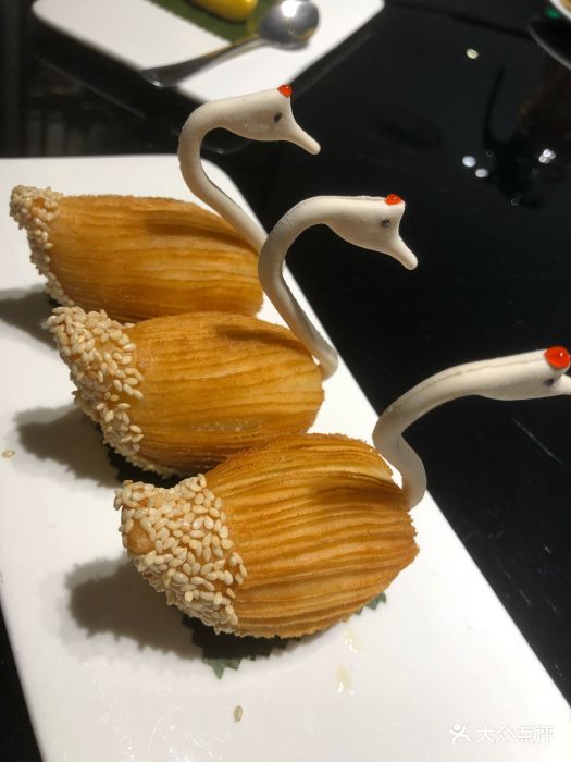 利苑酒家(淮海755店)天鹅榴莲酥图片 - 第1张