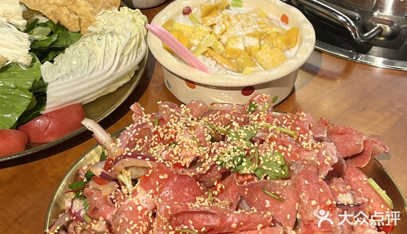 云南人自己喜欢得酸汤火锅，斗南附近最具特色得