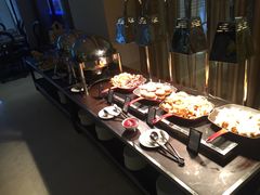 自助取餐区-海口绿发希尔顿酒店-田园汇自助餐·三文鱼·海鲜