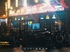 门面-何师烧烤·香辣蟹·川菜·30年老品牌(太古里旗舰店)