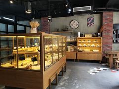 面包甜点陈列柜-啊噗吐呦现场烘焙(麦凯乐店)