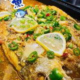冒着大雨🌧️去吃9.9一份的蒜香烤鲈鱼，鞋子湿透但值了！