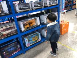 -逝水玩具折扣店