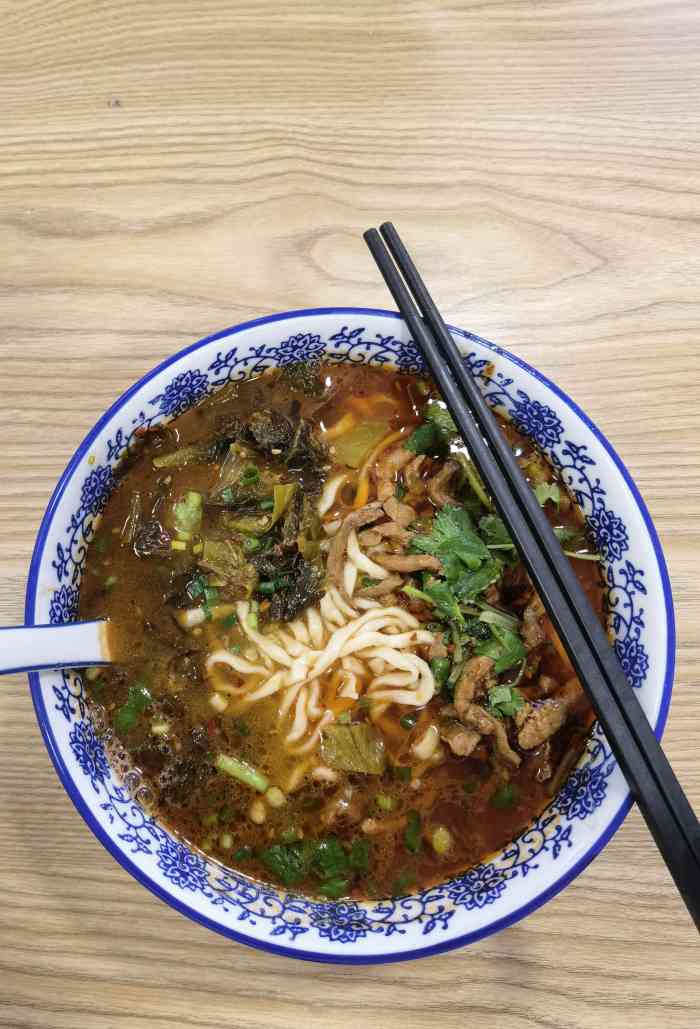 广场商业楼下,位置挺好找的,地方有点小五六张桌子吧 西安特色面馆