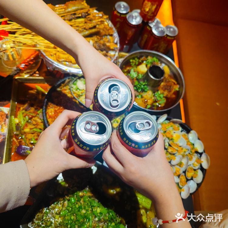 太古里的何师烧烤和加多宝竟然出联名了❗❗❗