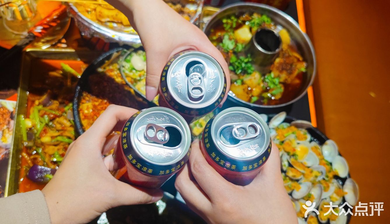 太古里的何师烧烤和加多宝竟然出联名了❗❗❗