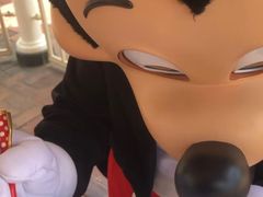 -小镇影院迪士尼小熊Duffy与他的朋友合影地