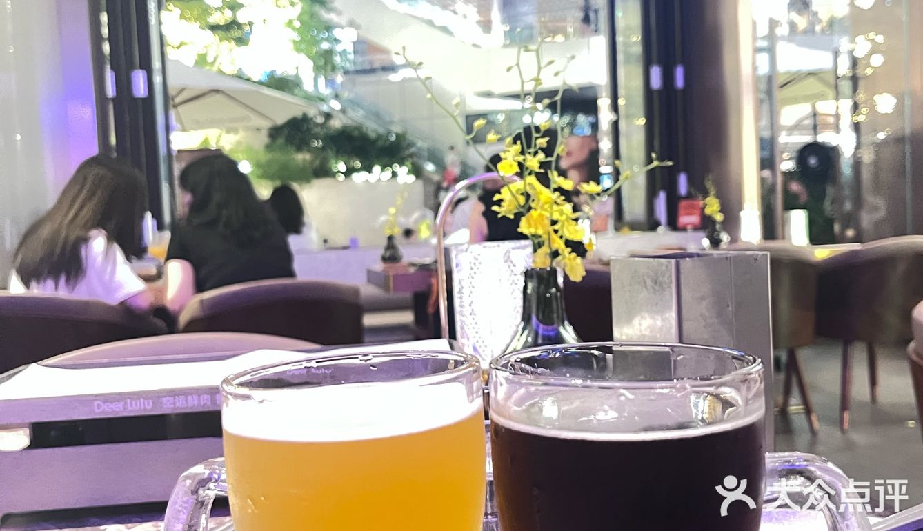 啤酒杯里的欢乐时光