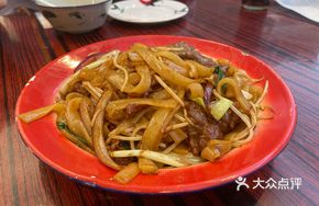 Brandy Stir-Fried Beef Rice Noodles