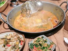 -野山舂·贵州现舂酸汤火锅(鸿通城店)