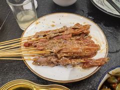 -何妹湿辣牛肉·粤式烧烤砂煲(桂雅路店)
