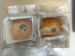 白莲蓉蛋黄酥-鲍师傅糕点(海岸城店)